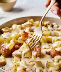 Cubos de Papa con Finas Hierbas y Queso Fundido