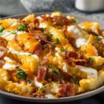 Papas Onduladas Gratinadas con Queso y Tocino