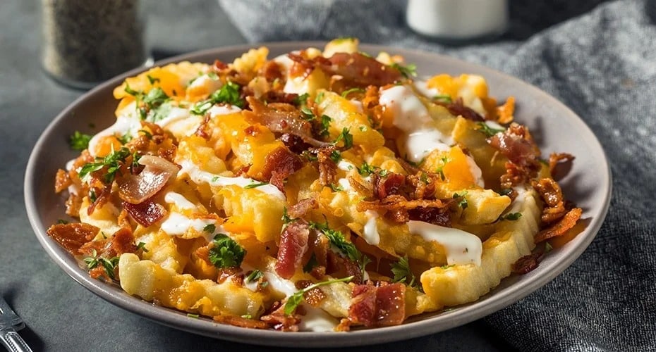 Papas Onduladas Gratinadas con Queso y Tocino